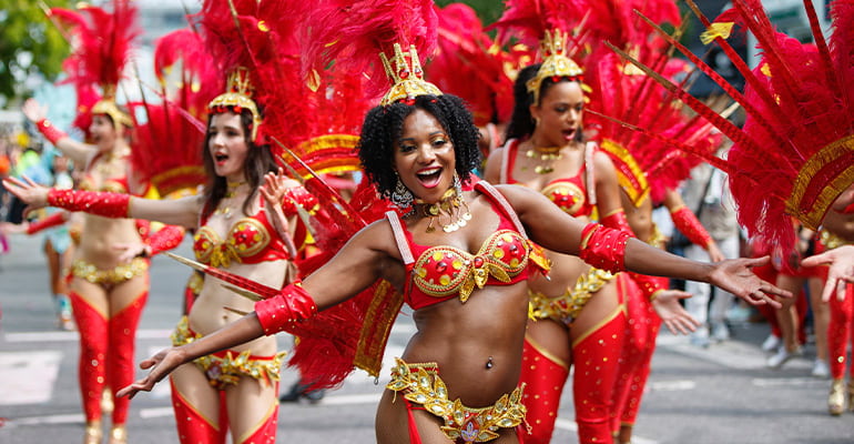 mujeres en el carnaval de notting hill Londres