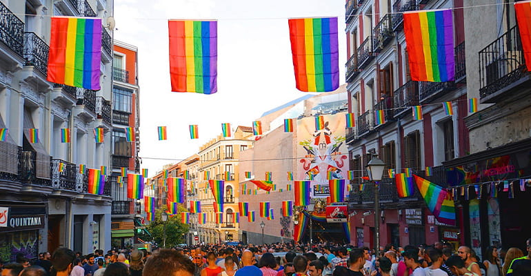 Chueca en Madrid, uno de los barrios LGBT en España