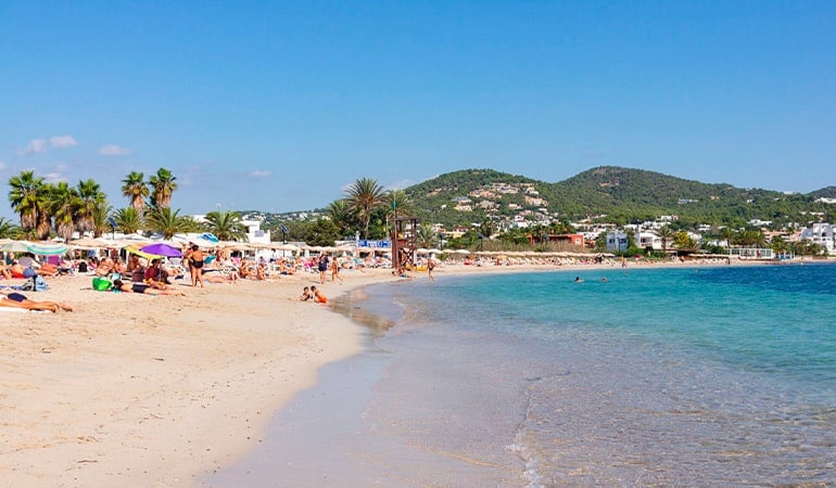 Cala Talamanca, uno de los lugares donde alojarse en Ibiza