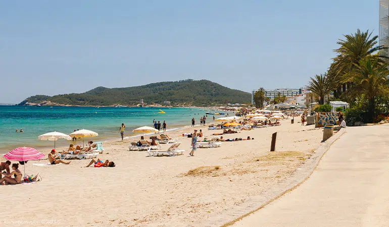 Playa d'en Bossa, uno de los lugares donde alojarse en Ibiza
