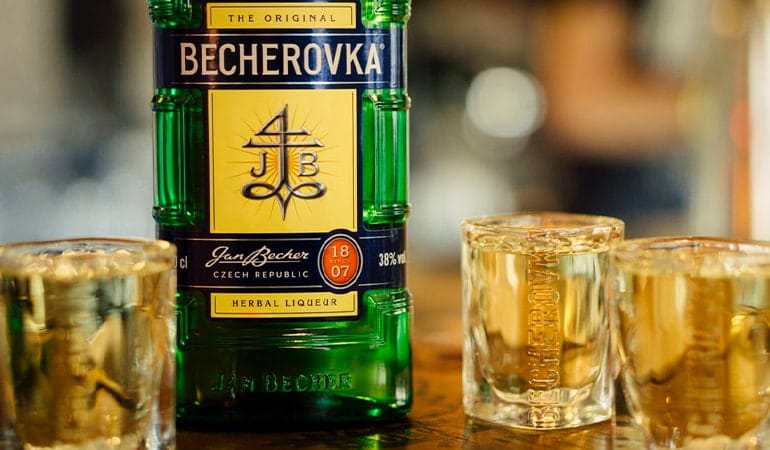 Becherovka, bebida que beber en República Checa
