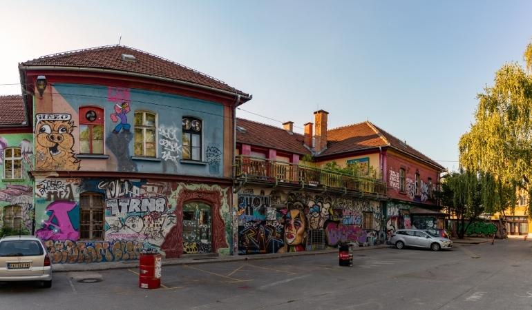 Metelkova, uno de los barrios donde alojarse en Liubliana