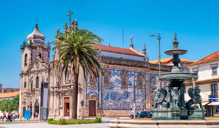 Iglesia do Carmo, uno de los lugares que ver en Oporto