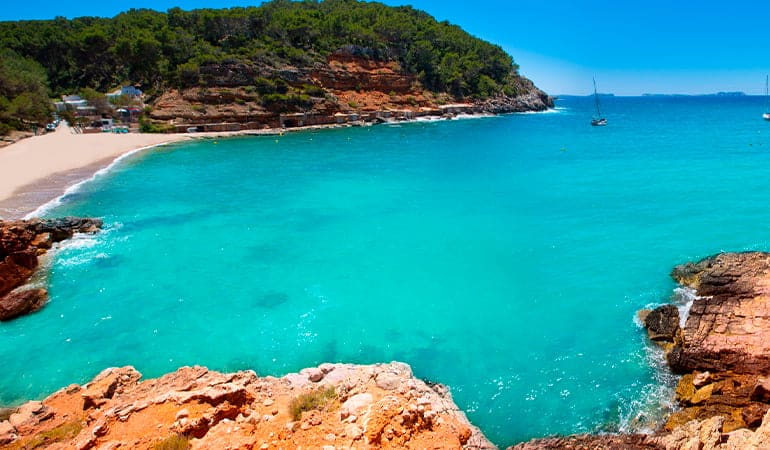 Cala Salada, una de las playas de Ibiza