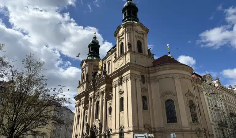 Iglesia de San Nicolás, uno de los lugares que ver en Praga