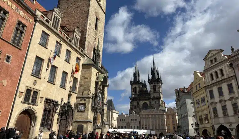 Plaza de la Ciudad Vieja, uno de los lugares que ver en Praga.